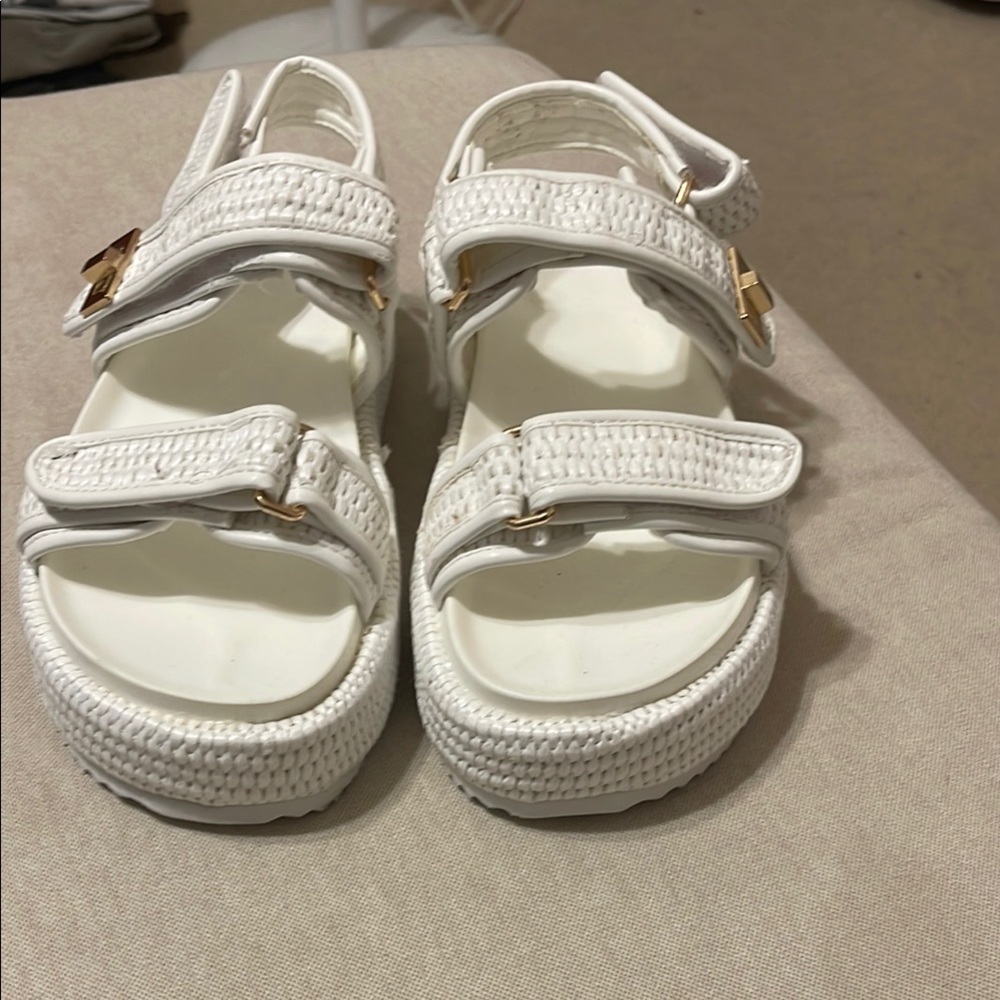 Chic White Platform Sandals with Gold Accents - Picture 3 of 5